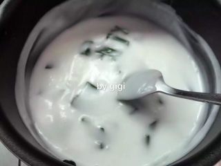 13、泰國椰汁西米糕- 更新班蘭盒子制作圖,100ml水加入玉米澱粉完全拌至無顆粒 另100ml水加入50g砂糖和椰漿、鹽倒入鍋中加入剪塊的班蘭葉小火加熱至剛沸騰 慢慢倒入拌勻的玉米澱粉水再煮至沸騰呈濃稠狀關火 放置幾分鐘後把班蘭葉取出不要