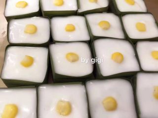 14、泰國椰汁西米糕- 更新班蘭盒子制作圖,趁熱倒在西米上 最後可以加1顆玉米做點綴 放涼後放冰箱冷藏至凝固即可