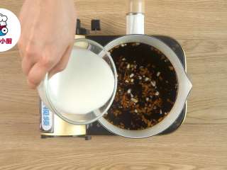 1、烤箱版红烧鱼盖饭,锅中倒入清水240ml、酱油60ml、红糖60g、蜂蜜30g、蒜末、姜末少许,开中火,倒入水淀粉75ml,搅拌煮至粘稠,关火放凉