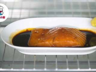 3、烤箱版红烧鱼盖饭,腌好的三文鱼连同酱汁一起放入预热好200℃的烤箱,烤制20分钟