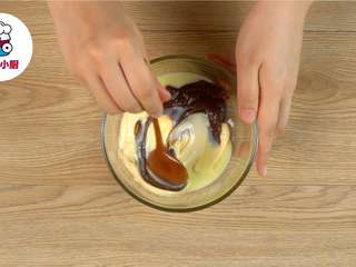 4、烤箱版红烧鱼盖饭,蛋黄酱100g加入辣酱45g、炼乳25g,搅拌均匀,装入裱花袋中