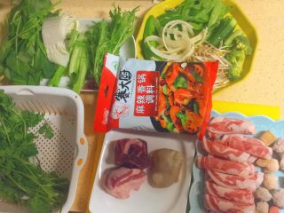 1、简单又粗暴的诱惑★麻辣香锅,哇塞！看看我们准备了多少东西，真丰盛。其实还可以再多几样，比如午餐肉，培根，海带，土豆条，地瓜条，粉条，腐竹，藕片，鹌鹑蛋，木耳和香菇，油条，豆皮，干豆腐等等。其实，你能想到的食材，只要是不违和，都可以加进来呢。这就跟麻辣烫和火锅一样，基本是来者不拒的。呵呵。