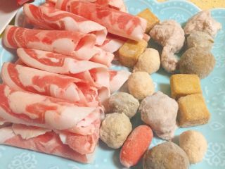 2、简单又粗暴的诱惑★麻辣香锅,我准备的羊肉卷和丸子杂烩是这样的。我经常备着羊肉和丸子，因为煮面或者火锅，经常吃的。