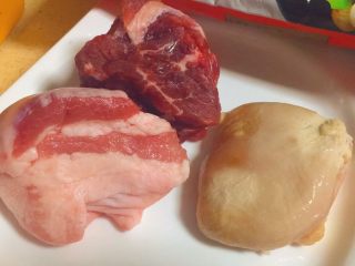 3、简单又粗暴的诱惑★麻辣香锅,我准备的肉类，还有鸡肉，猪五花，牛瘦肉。我把它们从冰箱冷冻里拿出来，用微波炉解冻了3-4分钟。这样最好切。