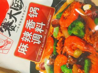 4、简单又粗暴的诱惑★麻辣香锅,我选择的调料包，是这个牌子的。淘宝有卖的哦。其实我们也可以自己炒料，不过需要调料非常多种，不好凑，所以就站在巨人肩膀上偷个懒啦。