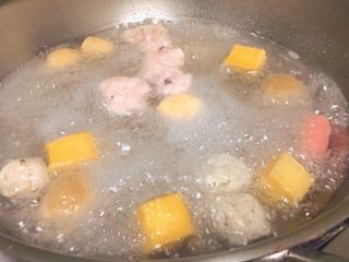 11、简单又粗暴的诱惑★麻辣香锅,此时，丸子就煮得差不多了。可以捞出来备用了。