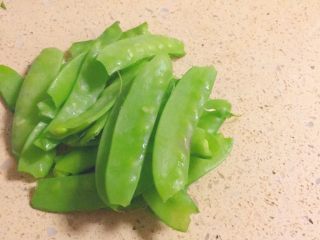 9、简单又粗暴的诱惑★麻辣香锅,这边，我们把荷兰豆洗净，头尾去掉，并抽出俩侧的丝。