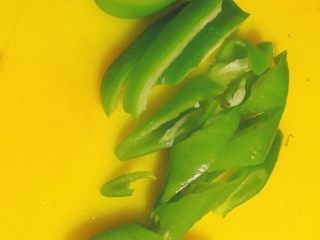 10、简单又粗暴的诱惑★麻辣香锅,尖椒洗净，切三角块。