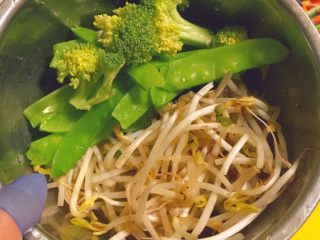 12、简单又粗暴的诱惑★麻辣香锅,然后我们把西兰花，豆芽还有荷兰豆，放进开水里焯一下。