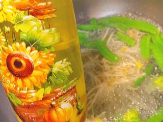 13、简单又粗暴的诱惑★麻辣香锅,焯的过程中，锅里下点油，这样保持菜的嫩绿。时间不要太长时间，8分熟就好。大概1分钟。