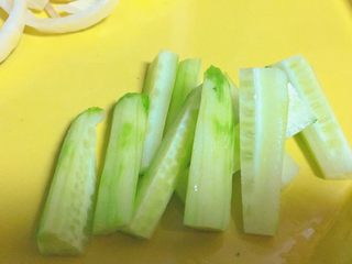14、简单又粗暴的诱惑★麻辣香锅,然后，黄瓜洗净，切条
