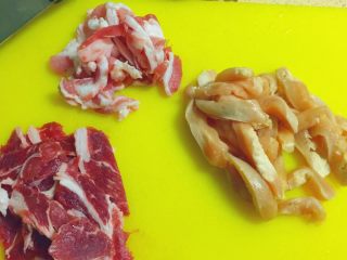 16、简单又粗暴的诱惑★麻辣香锅,这边，肉洗干净，然后也要改刀，猪五花肉和牛肉都切薄片，鸡肉切条。