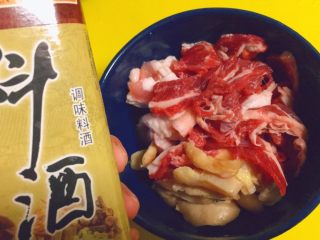 18、简单又粗暴的诱惑★麻辣香锅,这边我们腌制一下肉，让他们更入味，更嫩滑。首先拿个碗，把肉放进去。先加料酒大概6ml