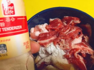 20、简单又粗暴的诱惑★麻辣香锅,嫩肉粉或者淀粉，大概5g，用手把他们充分抓匀。
