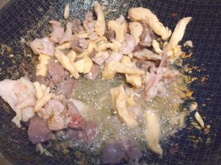 23、简单又粗暴的诱惑★麻辣香锅,油热下肉，炒至完全变色。