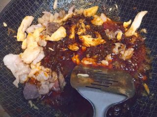 24、简单又粗暴的诱惑★麻辣香锅,然后把调料包都放进锅里，不断翻炒。