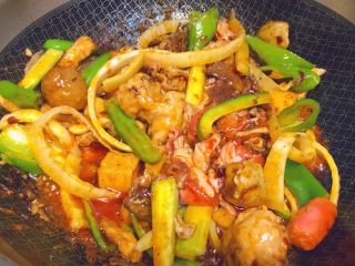 26、简单又粗暴的诱惑★麻辣香锅,接下来是尖椒，青椒和洋葱和黄瓜。大概炒1-2分钟左右。