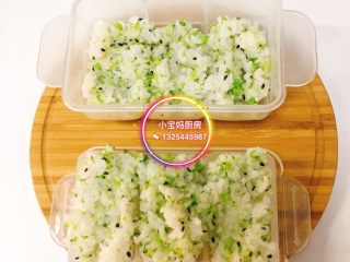 2、西兰花米饭寿司卷,放入寿司模具