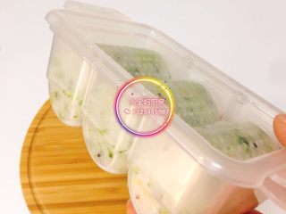 3、西兰花米饭寿司卷,包好做成型