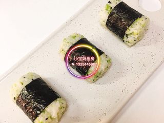 5、西兰花米饭寿司卷,卷好海苔即可