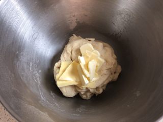 2、圣诞雪花面包,厨师机开启3档和面,面团出筋后加入提前软化的黄油,继续4档揉面
