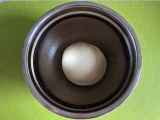 4、圣诞雪花面包,把面团揉圆放入盆内进行第一次发酵,盖上湿毛巾,放入烤箱发酵档发酵1小时