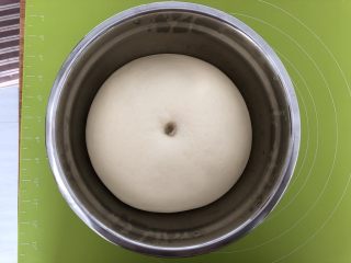 5、圣诞雪花面包,1小时后,用手指蘸一点面粉戳一下面团,不会回缩即可