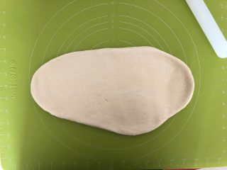 6、圣诞雪花面包,面团取出来放在揉面垫上用擀面杖擀扁排气