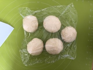 7、圣诞雪花面包,排气后的面团均分为5分,揉圆,盖上保鲜膜松弛15分钟
