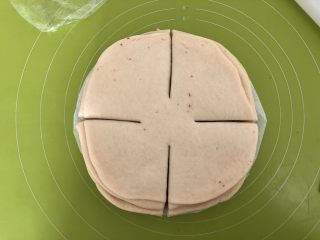 10、圣诞雪花面包,先切4份,中间留一部分圆形不要切断