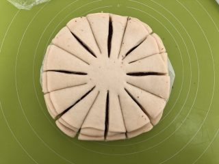 12、圣诞雪花面包,再把每一份分为两份,最后总的有16份