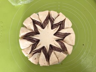 13、圣诞雪花面包,每两份为一组往里卷一圈,如图