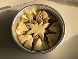 15、圣诞雪花面包,进行第二次发酵,发酵大约30分钟,面团到原来的1.5倍,刷上全蛋液