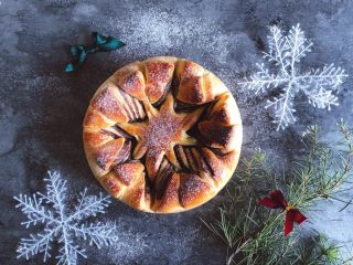 19、圣诞雪花面包,为了应雪景,筛上糖粉装饰