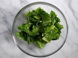 2、香辣金枪鱼汉堡,将新鲜的寿司金枪鱼鱼片(1 磅) 切成1/4英寸的小块,放在一个大碗中。