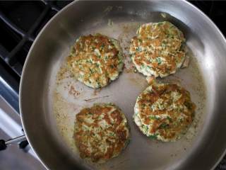 3、香辣金枪鱼汉堡,在金枪鱼里加入大葱, 香菜, 姜, 番椒, 牛油果, 粗盐 和研磨黑胡椒颗粒 。用手混合所有的材料。