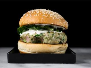 5、香辣金枪鱼汉堡,现在做芥末蛋黄酱。在小碗中挤入青柠汁,加入芥末酱(1 1/2 汤匙), 蛋黄酱和切好的姜。混合均匀。包好放在冰箱里冷藏,需要使用的时候拿出。