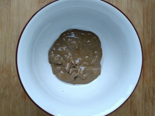 2、教你调制一碗美味的火锅蘸料,取一个大碗，加入约80g芝麻酱。