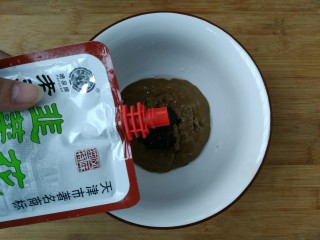 4、教你调制一碗美味的火锅蘸料,加入15g韭菜花酱。