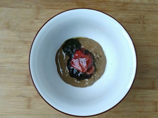 5、教你调制一碗美味的火锅蘸料,加入一块酱豆腐。