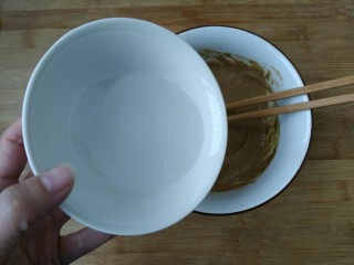 9、教你调制一碗美味的火锅蘸料,继续少量一点点加入清水，一边加入一边搅拌。