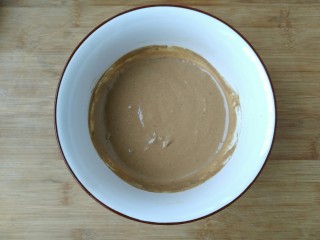 10、教你调制一碗美味的火锅蘸料,直到蘸料变得均匀细滑为止。