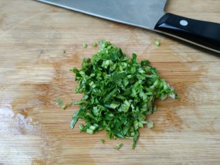 12、教你调制一碗美味的火锅蘸料,香菜洗净切成细末。