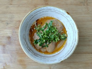 14、教你调制一碗美味的火锅蘸料,加入适量香菜沫，搅拌均匀即可食用。