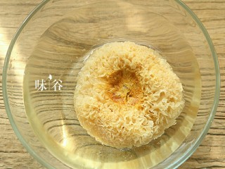 6、养颜美容桃胶银耳羹,银耳提前两小时浸泡至发。