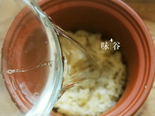 10、养颜美容桃胶银耳羹,加入2倍的水。炖煮1个半小时。