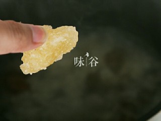 12、养颜美容桃胶银耳羹,最后15分钟加入冰糖炖至溶化。