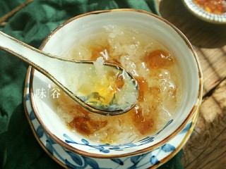 14、养颜美容桃胶银耳羹,习惯性的来个特写，色诱一下亲们的味觉。