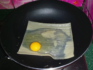 4、烤冷面,打一个鸡蛋在上面