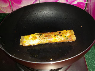 10、烤冷面,卷成卷关火